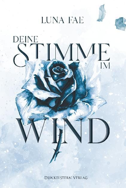Buchcover der Sapphic Romance "Deine Stimme im Wind". Hellblau, mit einer dunkelblauen Rose im Aquarellstil. Schrift geht mehr ins metallische Petrol