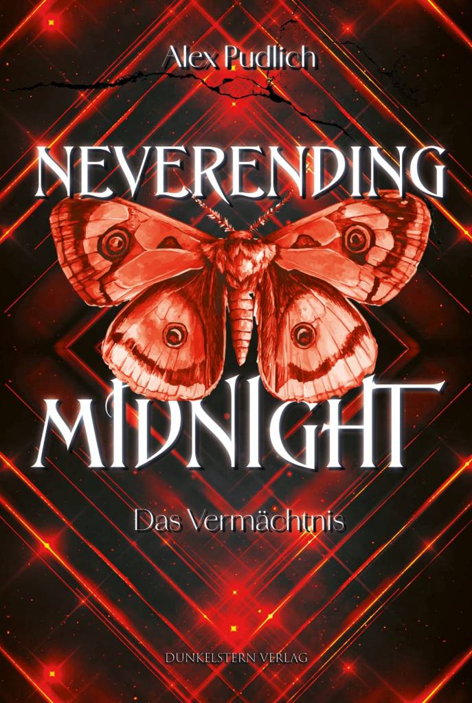 Buchcover mit einer großen Motte vor einem roten, geometrisch gemusterten Hintergrund und dem Titel NEVERENDING MIDNIGHT - Das Vermächtnis von Alex Pudlich